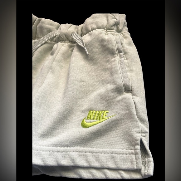 NIKE Olive Aura SPORTSWEAR CLUB FRENCH TERRY FLEECE SHORTS M standard fit girls - Picture 4 of 8